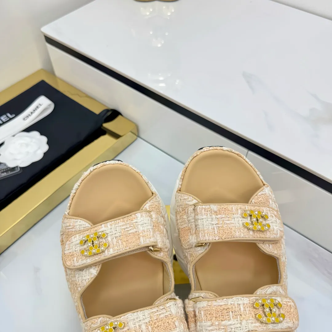 👟👟Ex-factory price 640👟👟 Top version... Chanel｜Chanel Xiaoxiang Velcro Beach Slippers Slippers Casual Beach Shoes 25ss Spring and Summer New Style! Beach shoes are a hit all over the internet! The latest model from the counter, I am still willing to buy it on my feet. It must be ranked among the most popular models. It is invincible in all seasons. Various bloggers and Internet celebrities can see the matching styles. Highly recommended. Pearlescent sheepskin upper, sheepskin lining, suede for feet. Original open-molded TPU outsole size: 35-40 (customized for 40 and 41). Full set of original packaging 👉 👉 👉